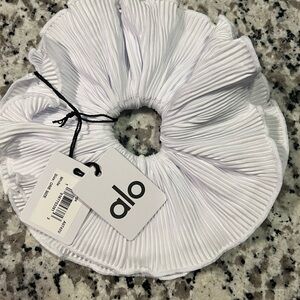 ALO Yoga White Hair Accessory